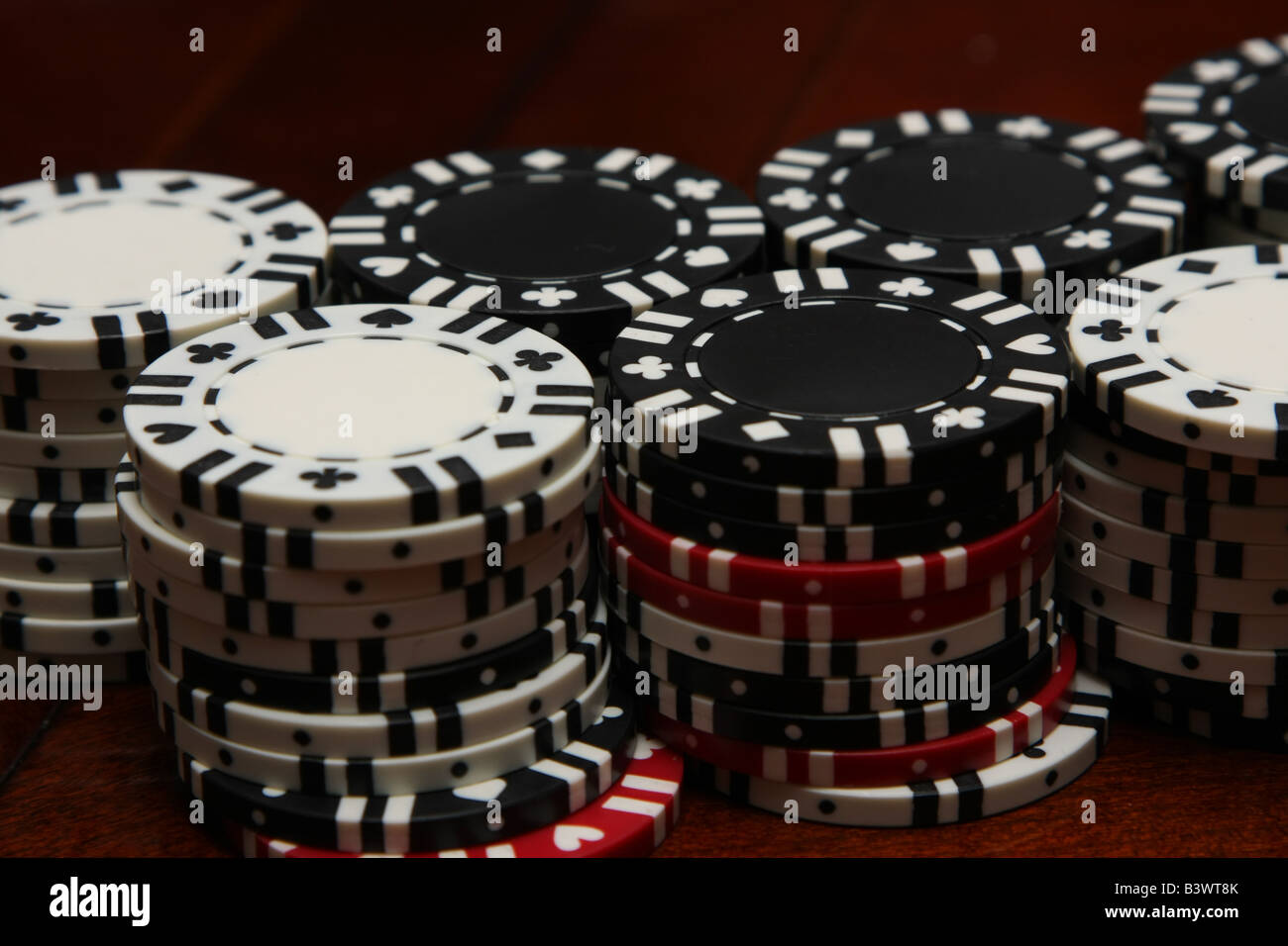 Ein Stapel von roten, schwarzen und weißen Pokerchips verwendet in einer Pokerspiele wie Texas Holdem, Razz, Omaha, Stud und Black Jack. Stockfoto