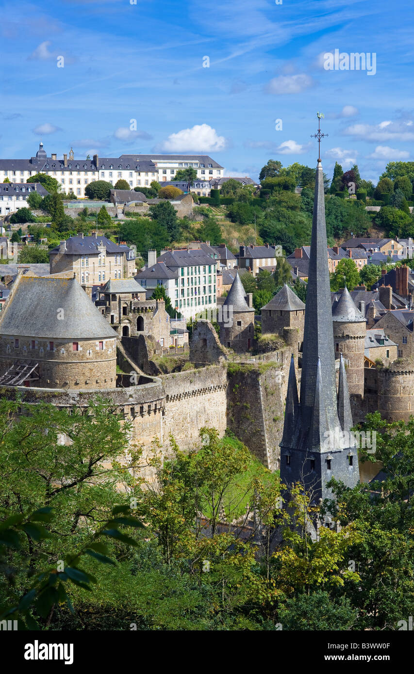 Stadt Skyline mit St Sulpice Kirche Kirchturm und Schloss Fougères Brittany France Stockfoto