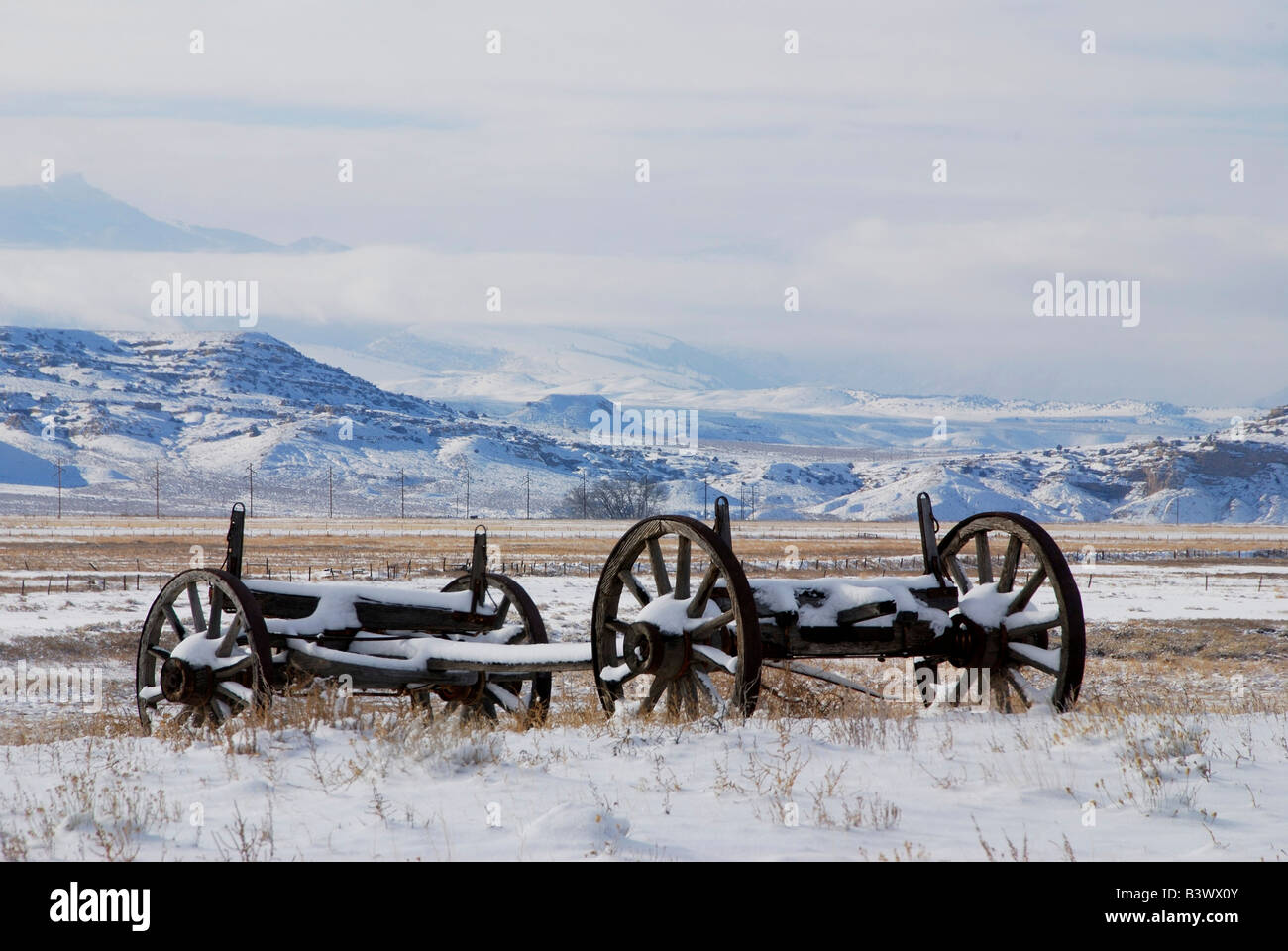 Verlassenen Wagen Teile im Schnee, Wind River Valley, Wyoming, USA Stockfoto