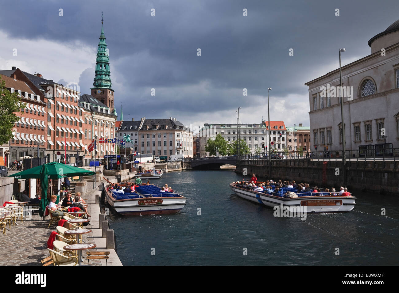 Kanal Ausflugsboote und Blick Richtung Nikolaj Kirke von Gammel Strand, Kopenhagen, Dänemark Stockfoto
