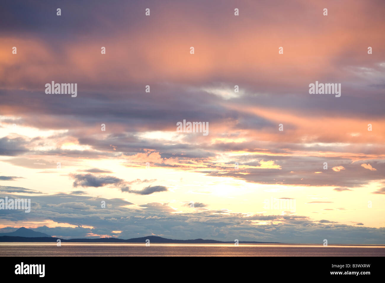 Sonnenuntergang von der Fähre von Vancouver nach Victoria, Strait Of Georgia, British Columbia, Kanada betrachtet Stockfoto