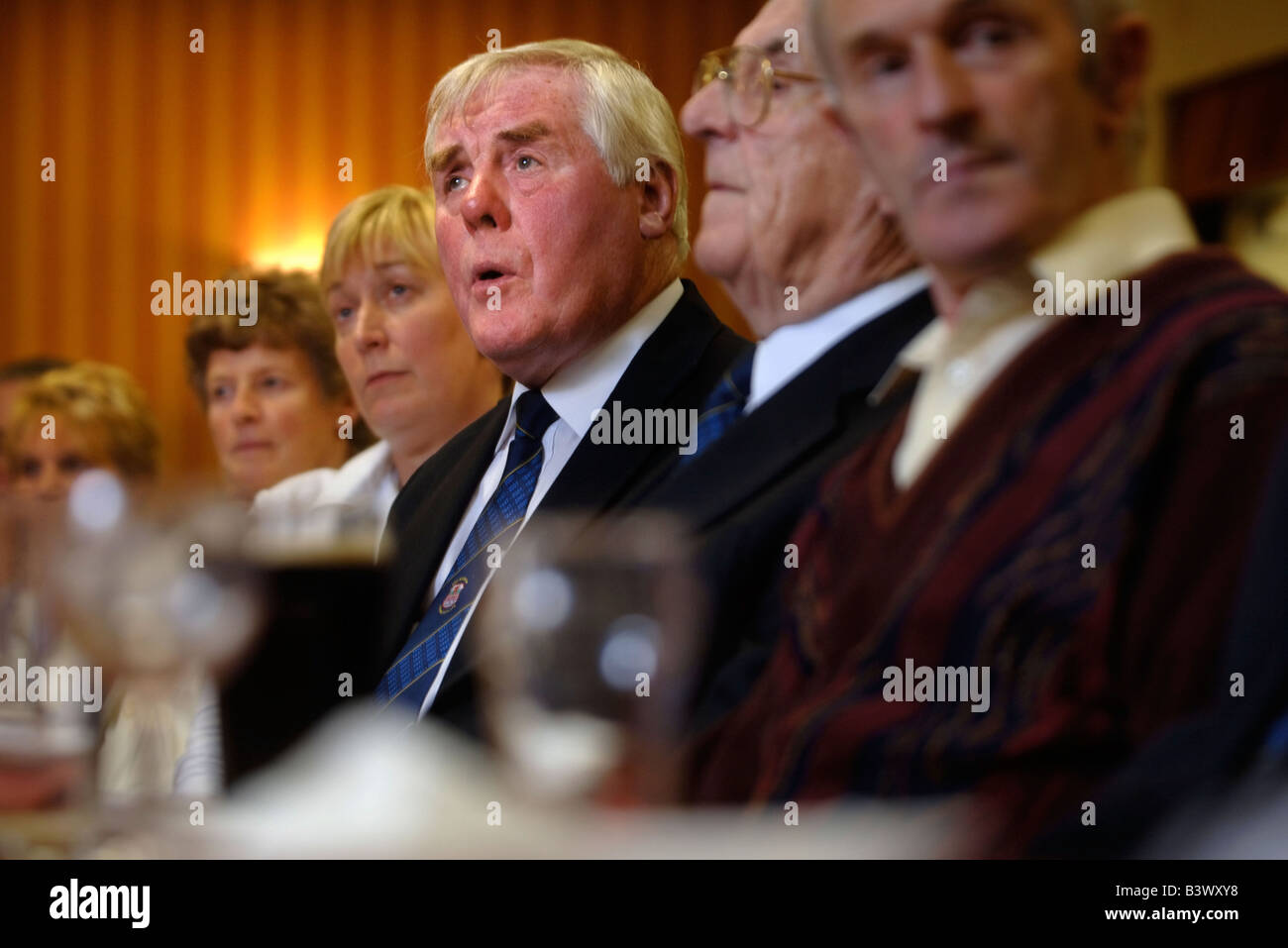 MITGLIEDER DER FRONCYSYLLTE MÄNNLICHEN STIMME CHOR HÖRT IHRE ZWEITE ALBUM STIMMEN DER ZUGABE TAL IN DER NÄHE VON WREXHAM NO ANHÖREN Stockfoto