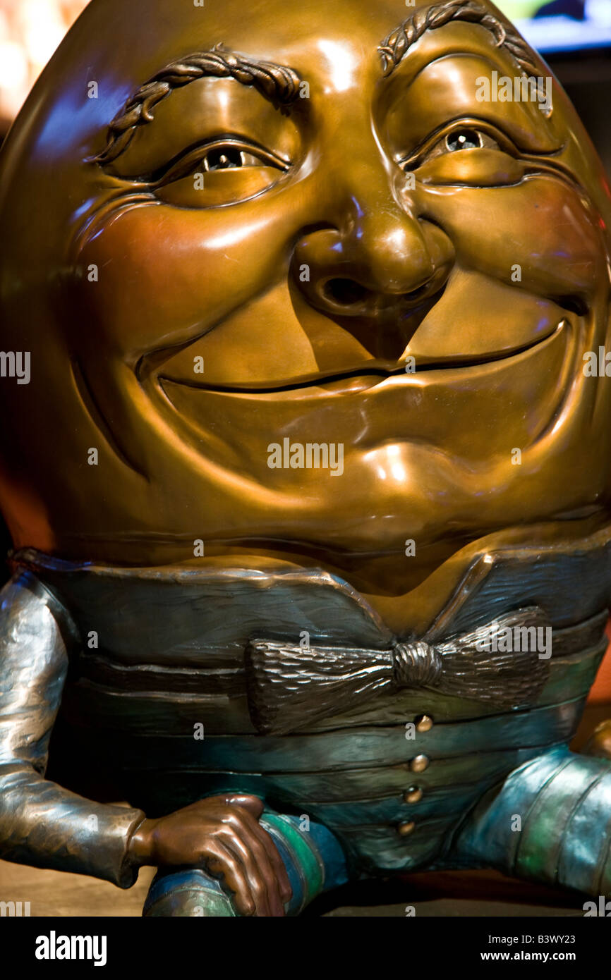 Statue von Humpty Dumpty, am Eingang des David Burns moderne amerikanische Küche Restaurant sitzt Stockfoto