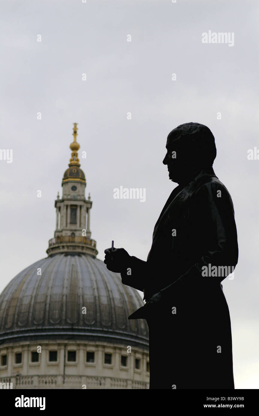 Silhouette der Statue von Sir Rowland Hill neben St Pauls Cathedral in London, England Stockfoto