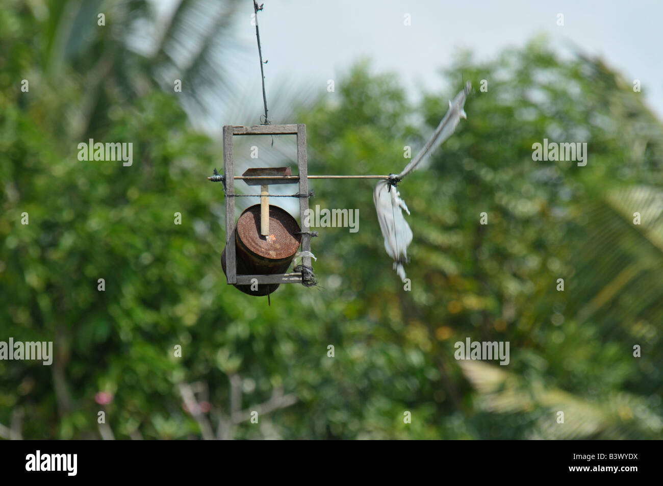 mechanische Vogelscheuche, seltsam, aber effektive Erfindung gegen Reis essen Vögel, Reisfelder, Ubud, Bali, Indonesien Stockfoto