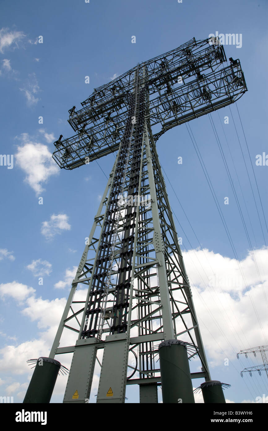Strom-Pylon gegen blauen Himmel Stockfoto