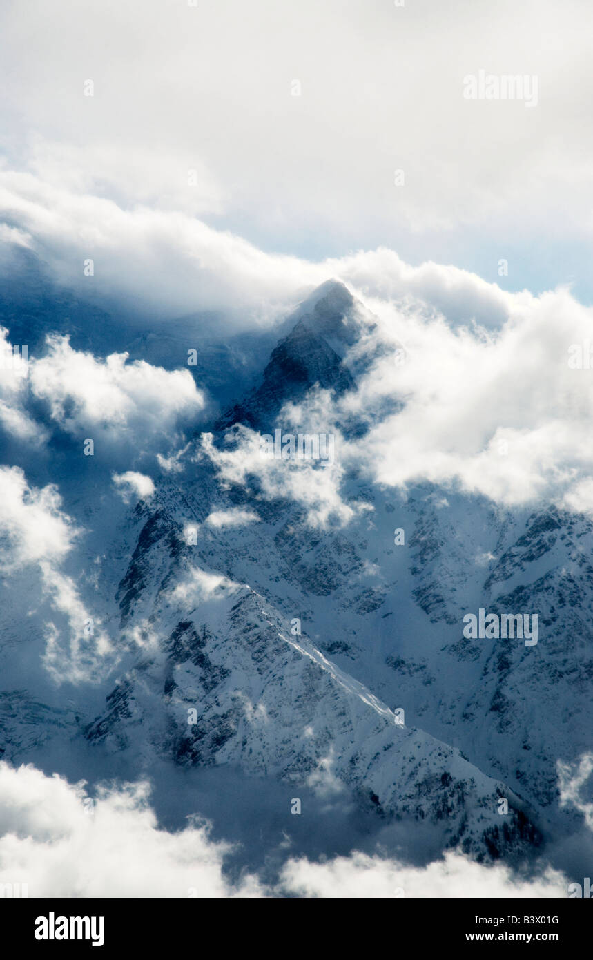 Aiguille Gouter und das Mont-Blanc-Massiv mit Föhnwinde und vereinzelte Wolken, Chamonix-Mont-Blanc, Haute-Savoie, Frankreich Stockfoto