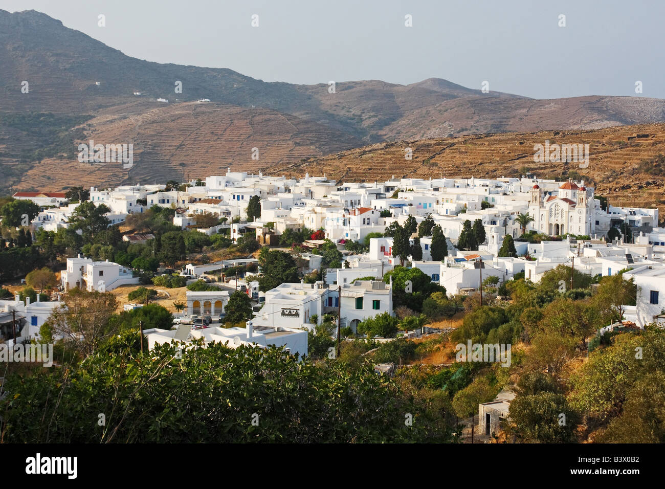 Eine hohe Aussicht auf das traditionelle Dorf Pirgos in Tinos Insel Griechenland Stockfoto