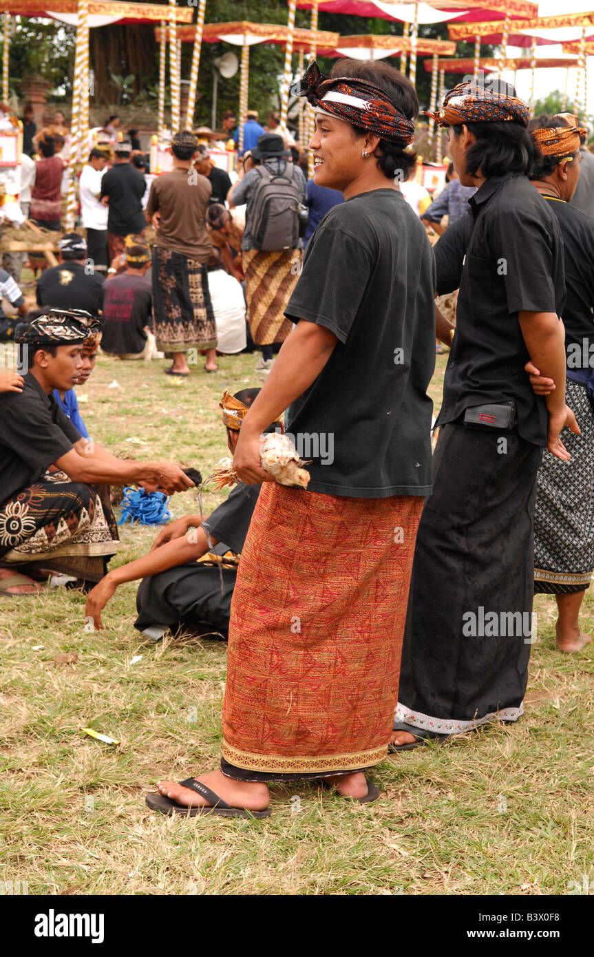 balinesische Jünglinge auf Masse Einäscherung, Gianyar, Insel Bali, Indonesien Stockfoto