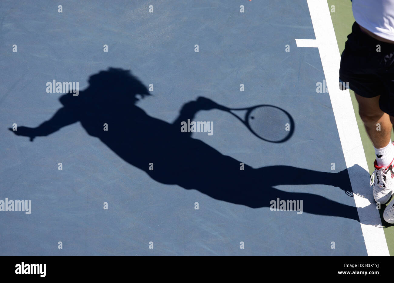 Schatten der Tennisspieler bei den US Open in Aktion Stockfoto