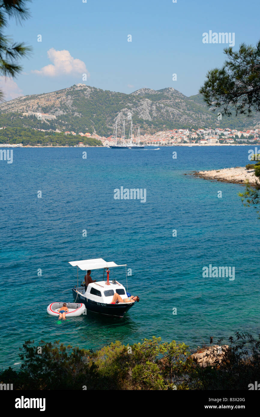 Ein Touristenboot Verankerung von Stipanska Insel. Stockfoto