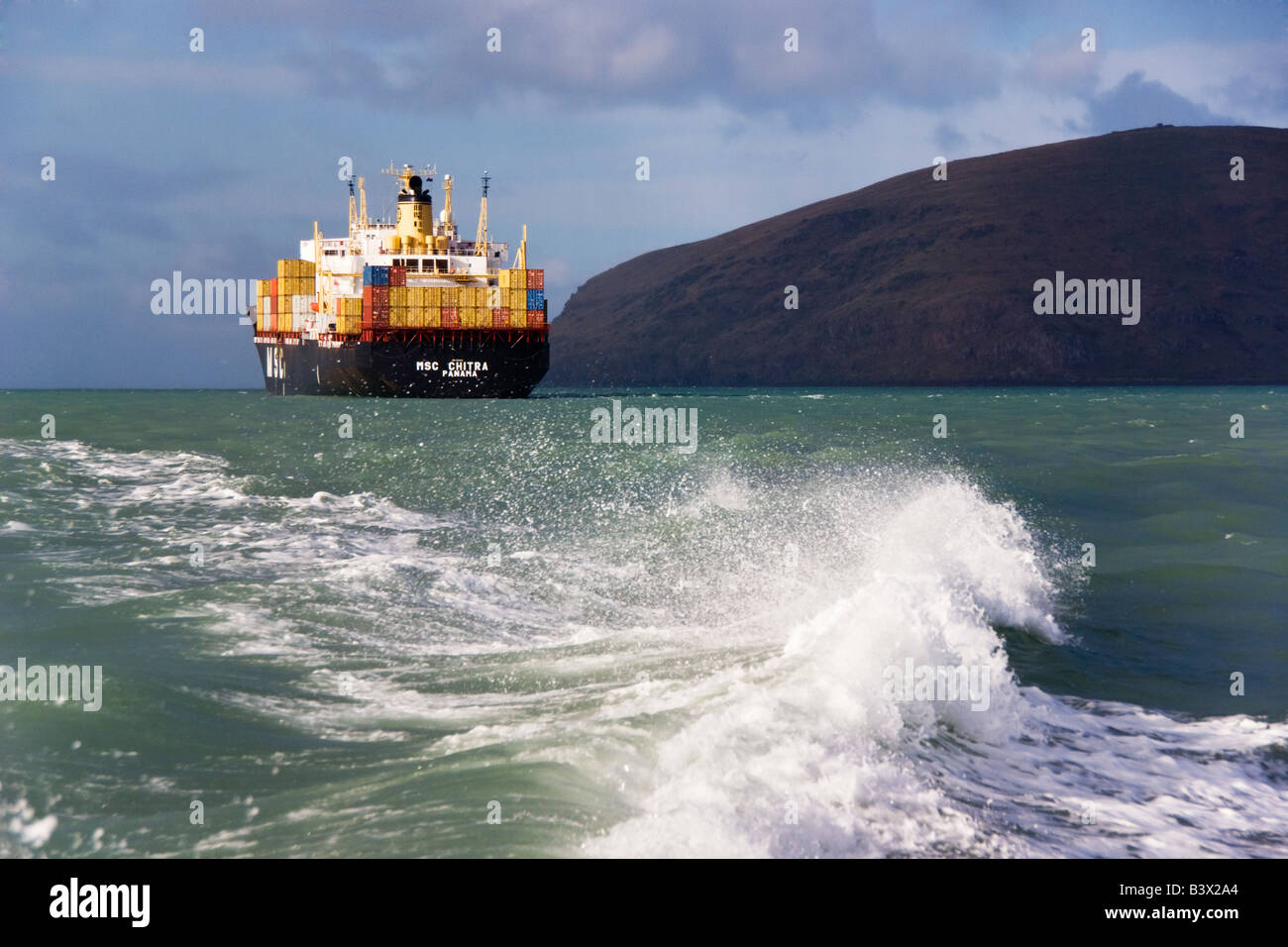 Scheidenden Conainer versenden, da das Lotsenboot entnommen, die der Pilot das Schiff genommen hatte. Stockfoto