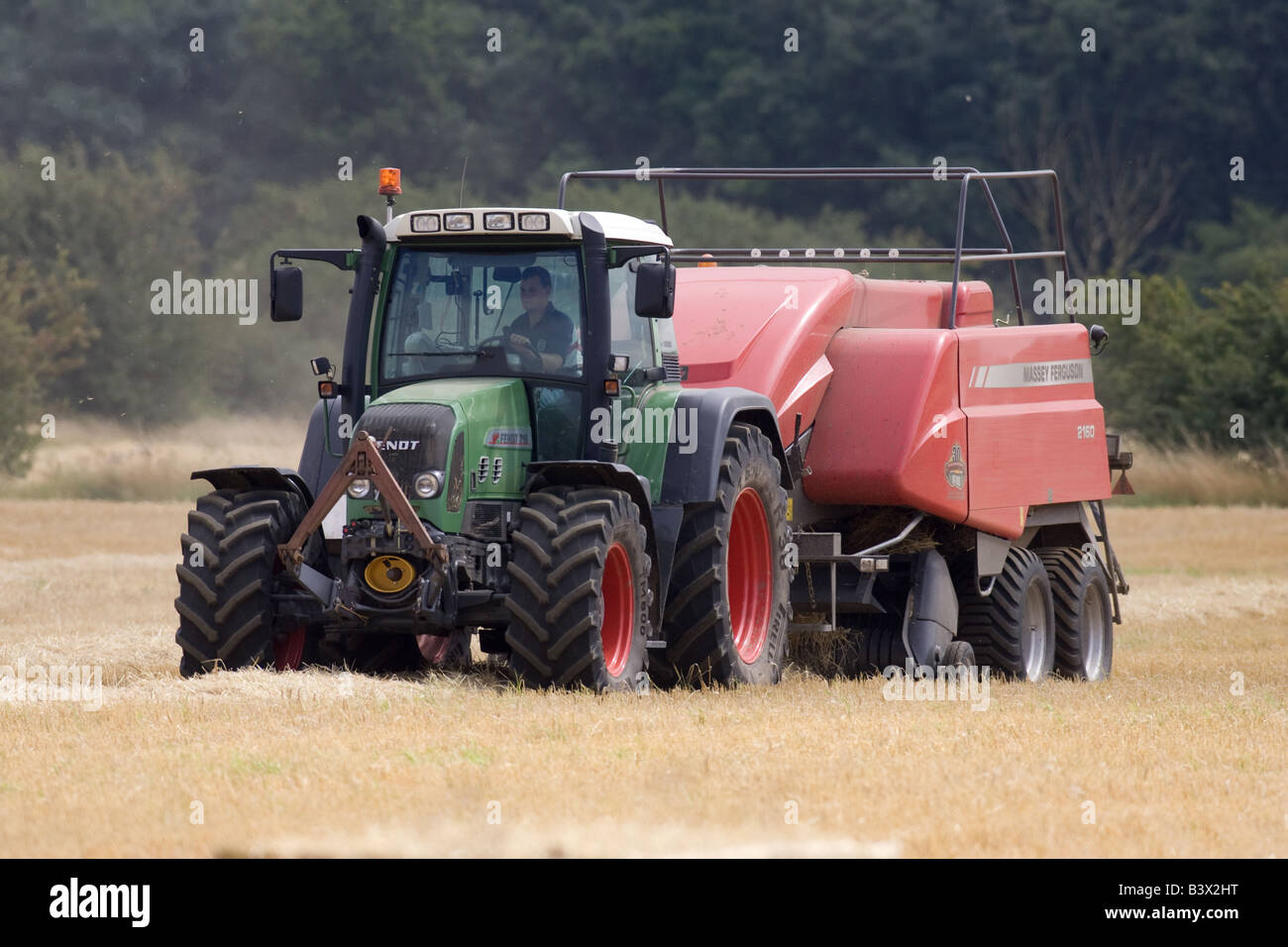 Fendt Traktor mit Massey Ferguson Ballenpresse Ballenpressen Stockfoto
