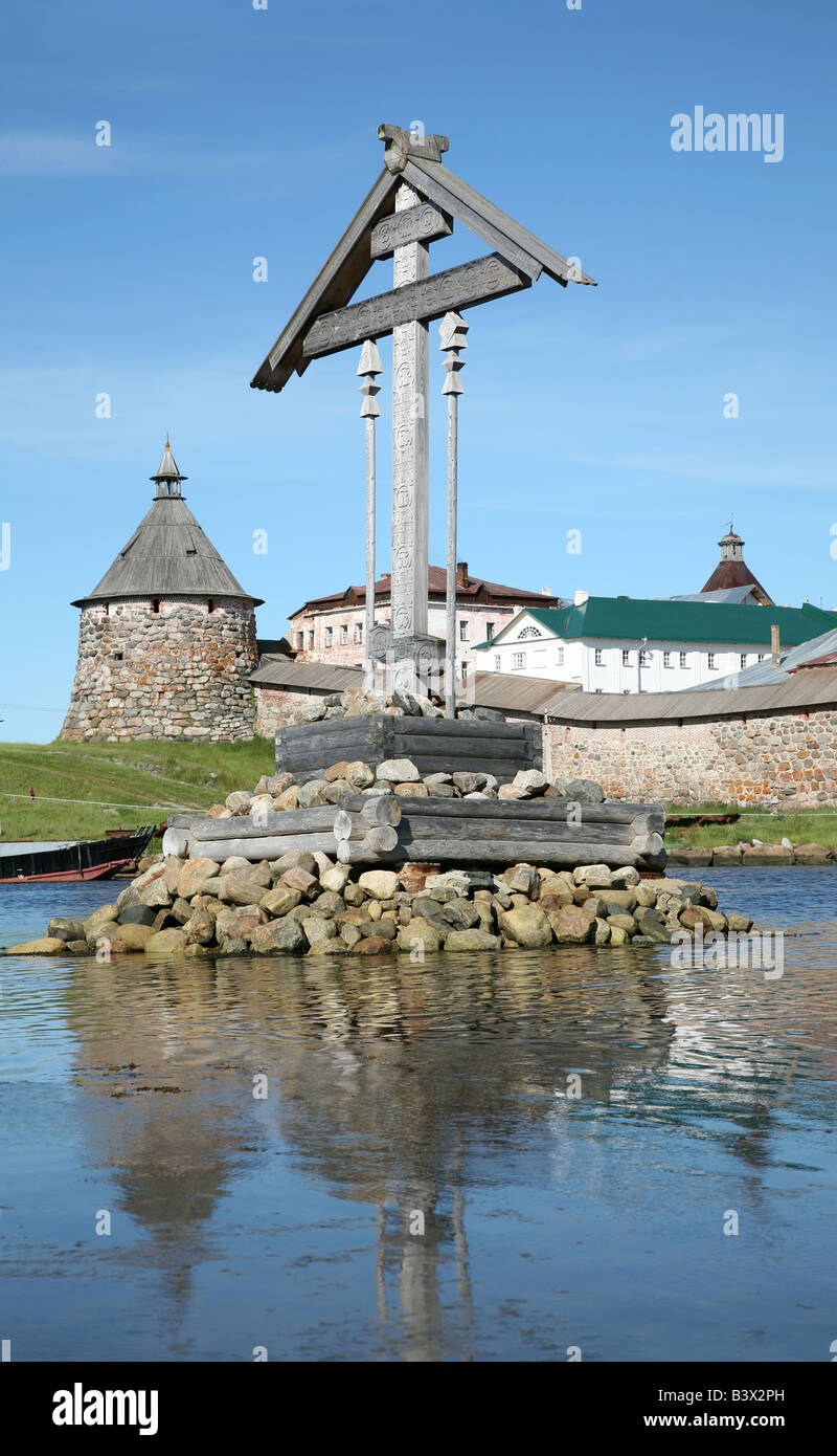 Holzkreuz in der Bucht von Wohlstand vor das Solovetsky Kloster auf den Solovetsky Inseln im Weißen Meer, Russland Stockfoto