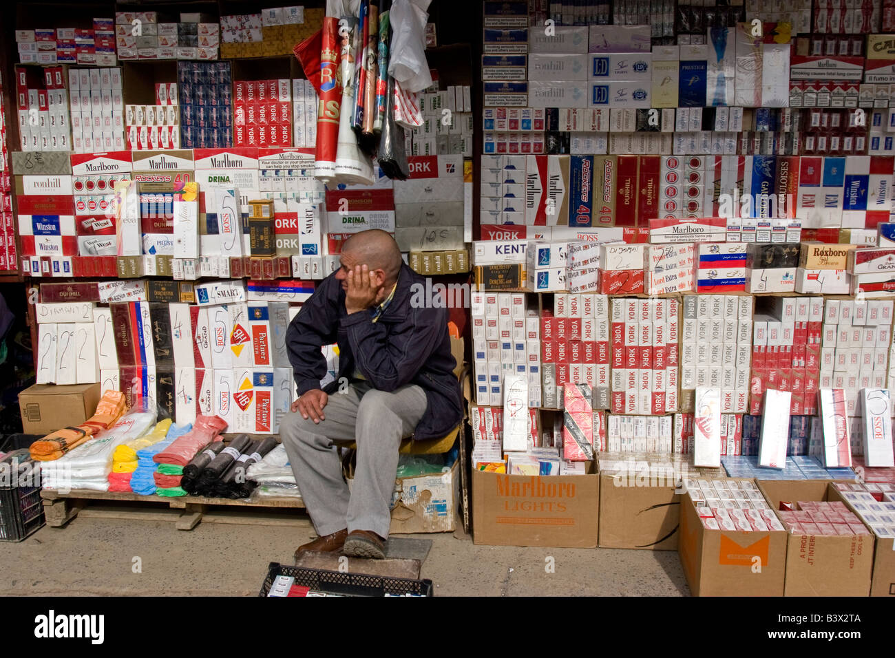 Ein Mann, der Verkauf von Zigaretten auf einem Markt in Pristina, Kosovo. Armut im Kosovo ist weit verbreitet und die Arbeitslosenquote liegt bei etwa 50 %. K Stockfoto