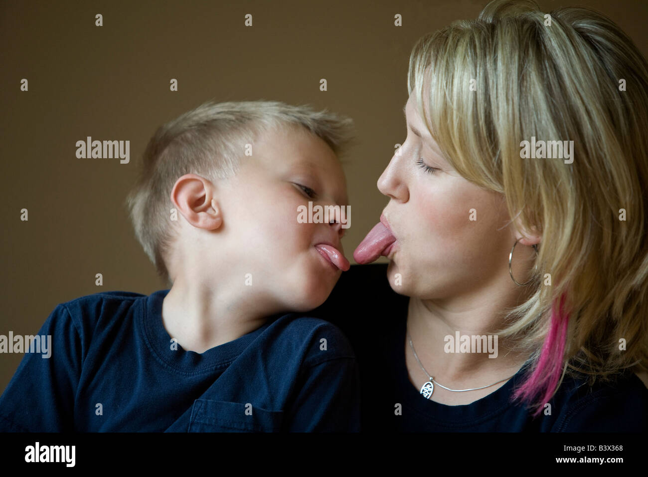 Mutter und Sohn, die Zunge heraus Stockfoto