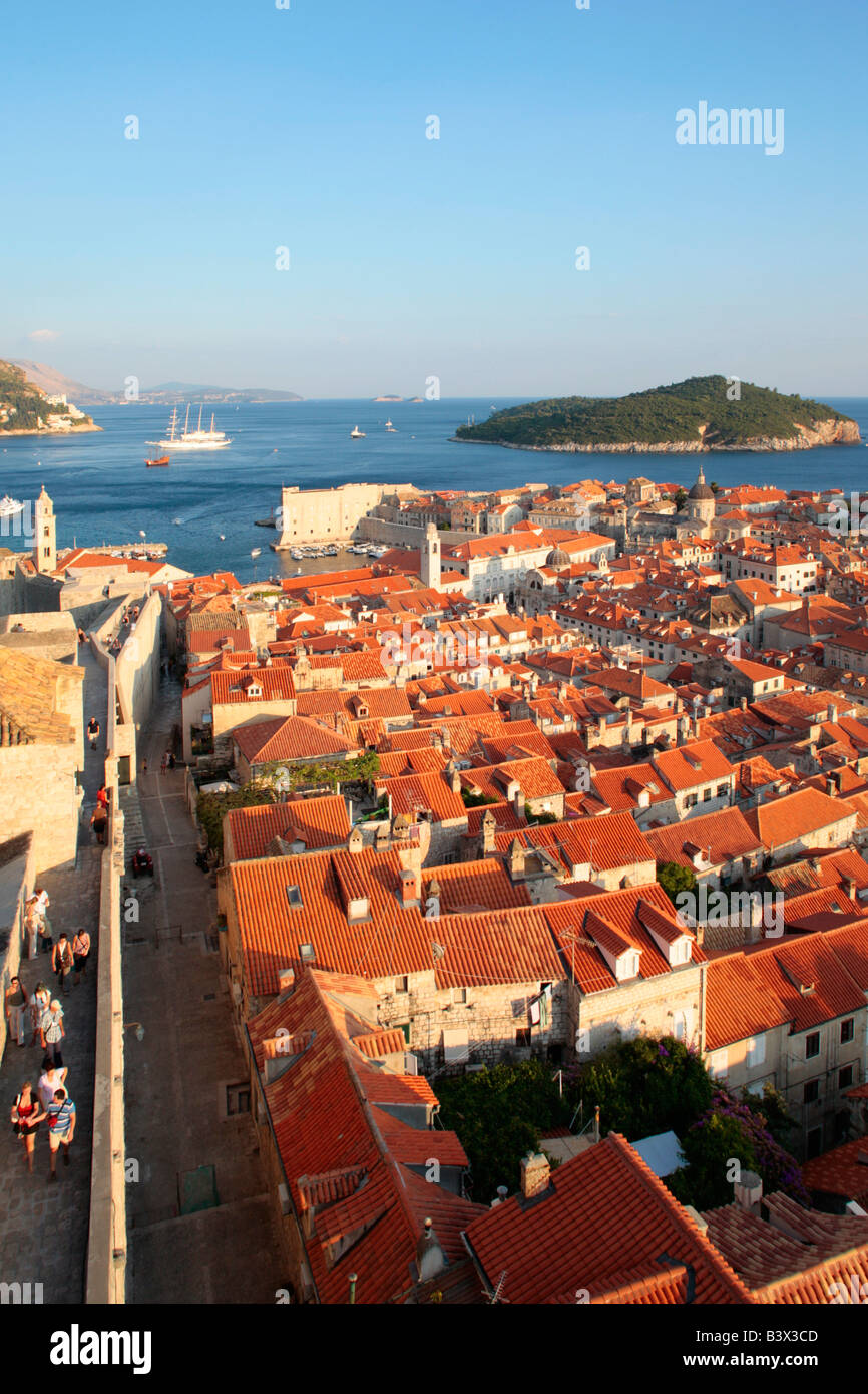 Panoramablick über die Altstadt von Dubrovnik mit Lokrum Insel im Hintergrund, Kroatien, Osteuropa Stockfoto