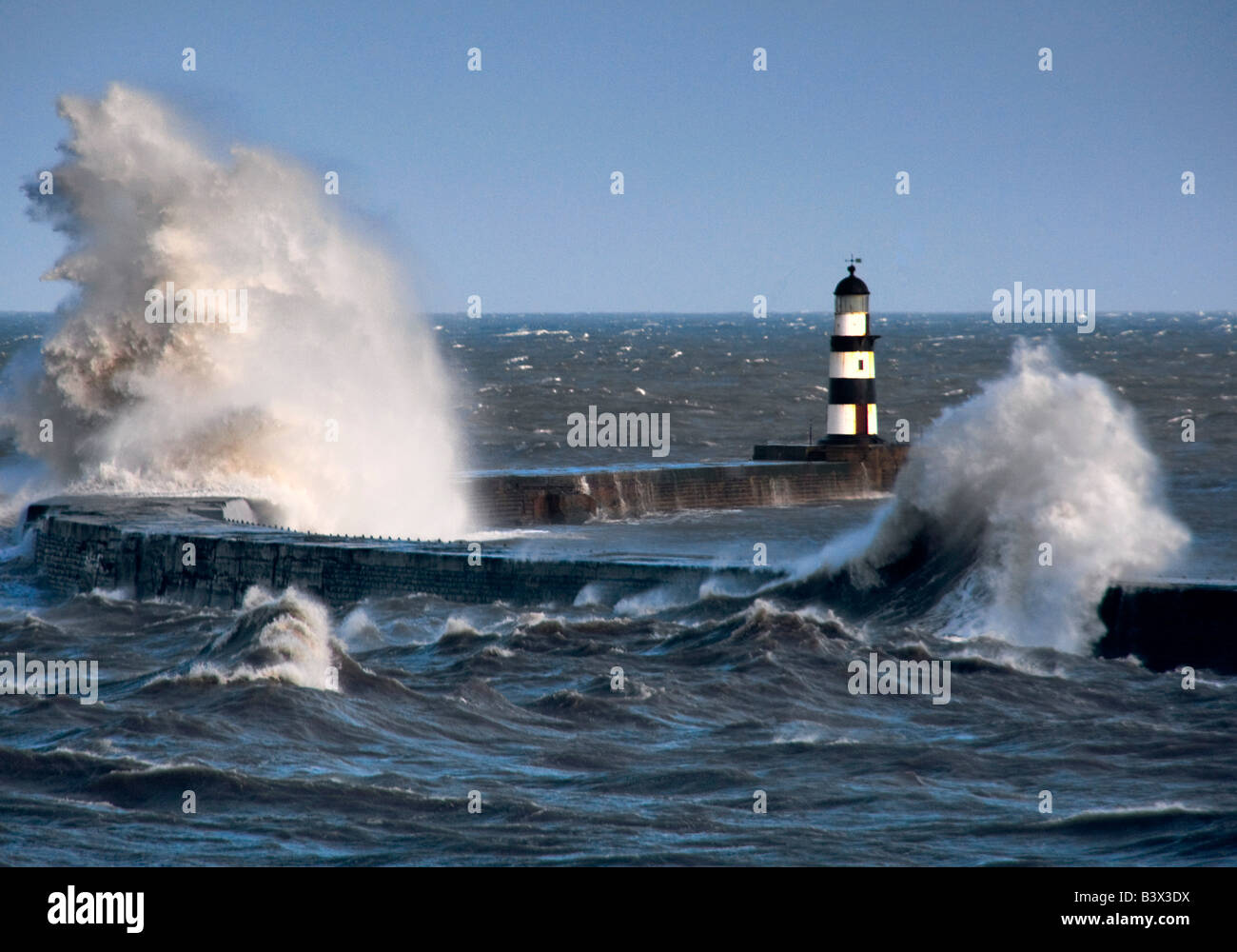 Wellen, die vom Leuchtturm, Seaham, Teesside, England Stockfoto