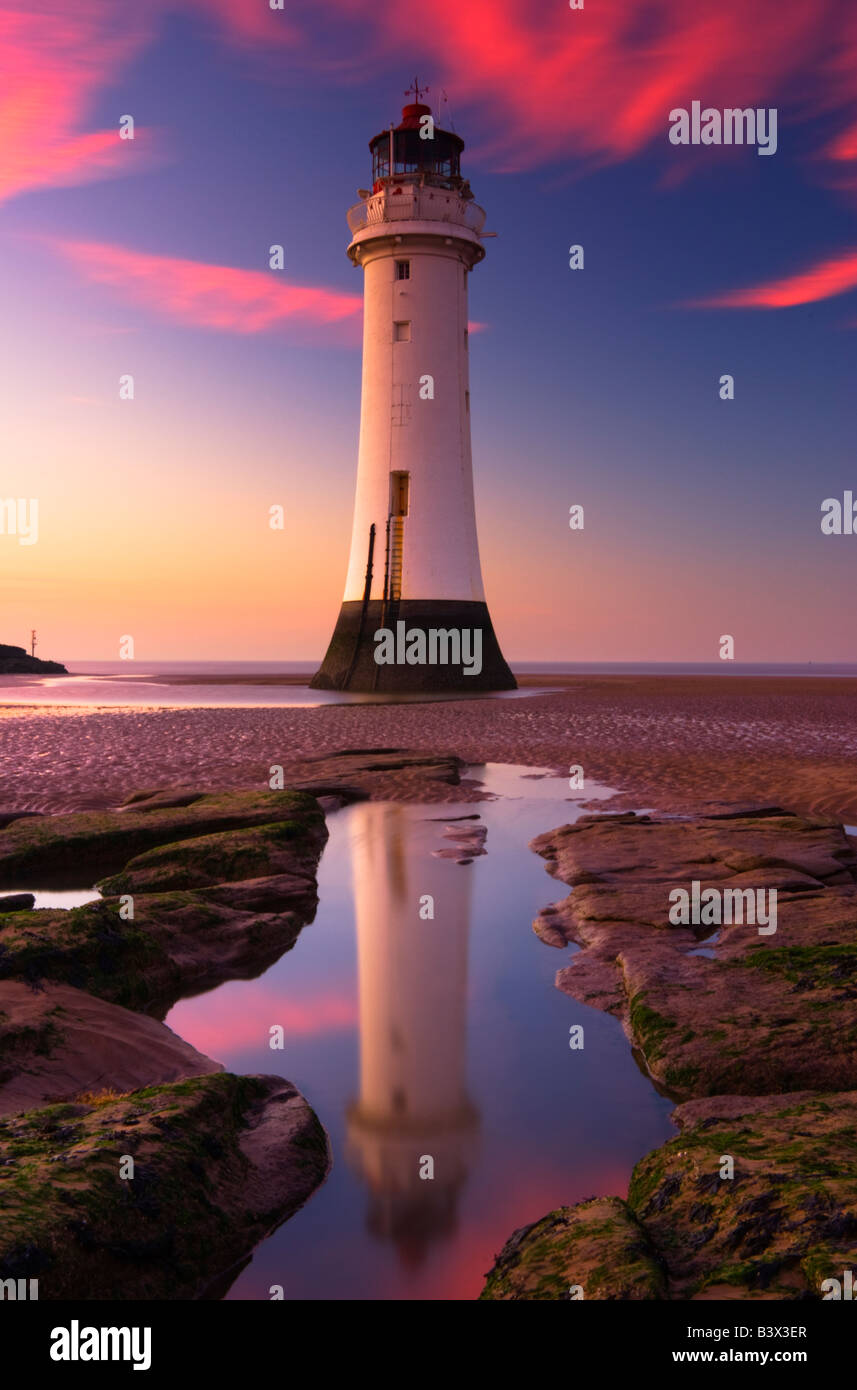 Foto von Fort Perch Rock Leuchtturm [New Brighton] bei Sonnenuntergang mit einer vollständigen Reflexion. Großbritannien GB EU Europa Stockfoto