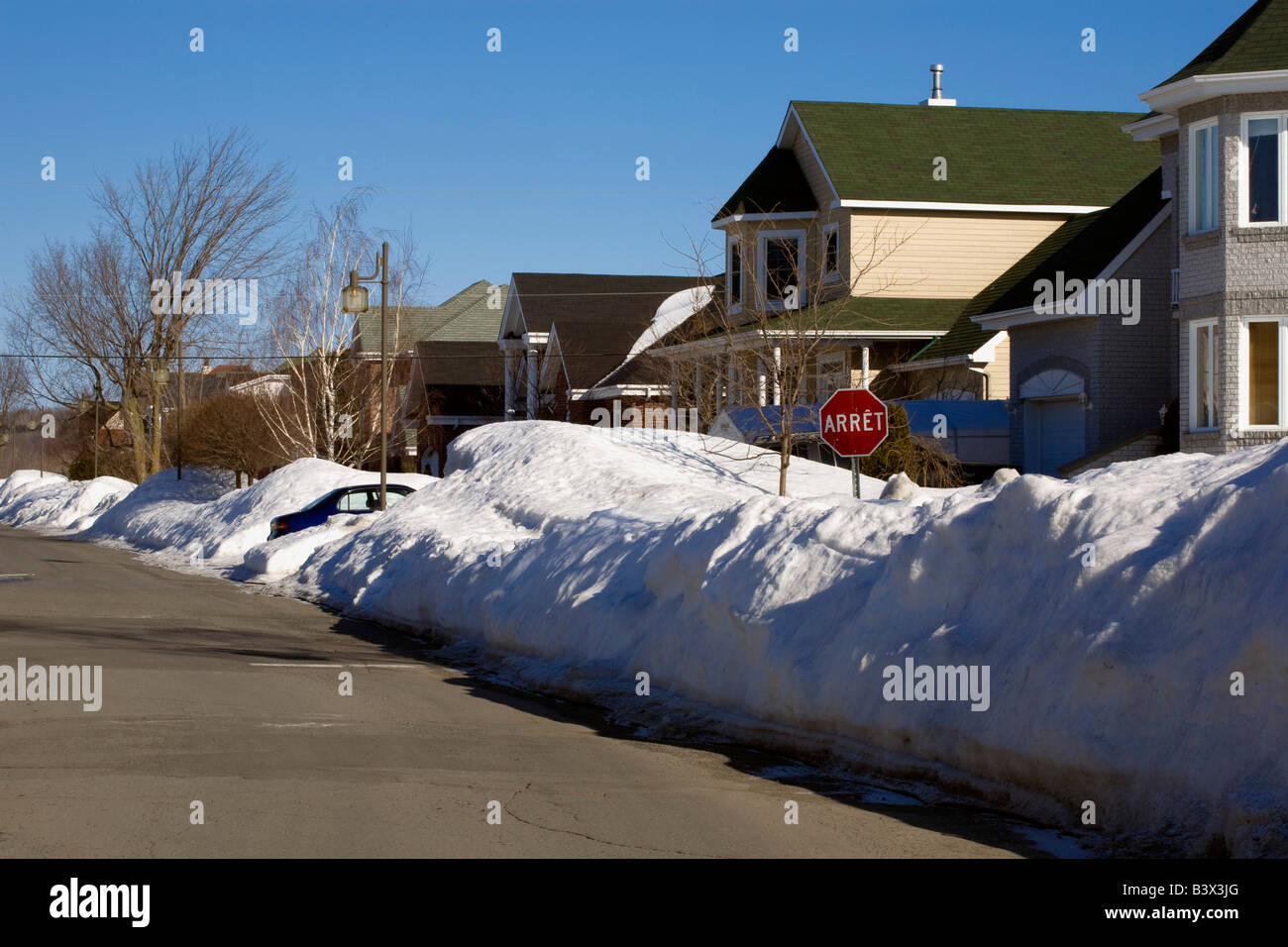 Schnee am Rand der Straße aufgetürmt Stockfoto