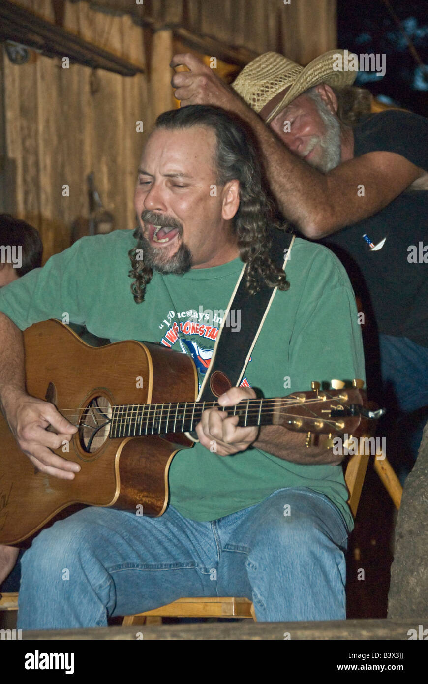 Texas Hill Country Luckenbach Postamt General Store Bar Gitarre Sänger Waschzuber base Spieler rechts Stockfoto