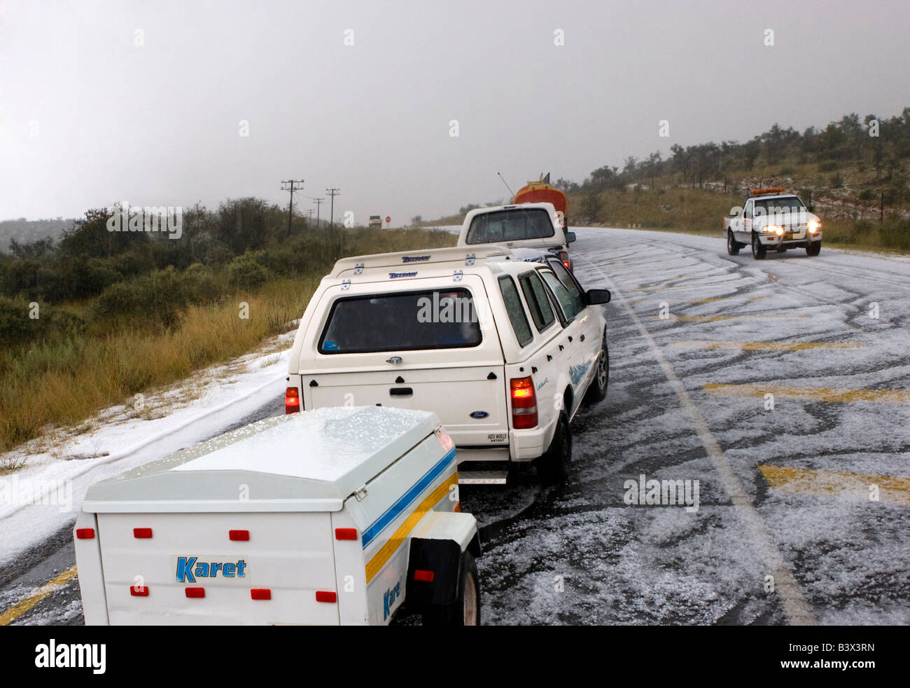 Hagelsturm auf der Autobahn B1 in Namibia Stockfoto