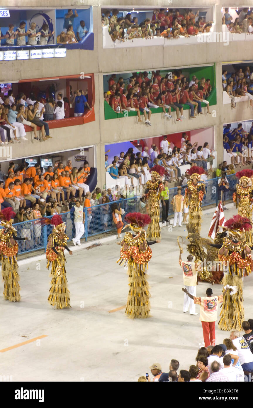 Eines der Samba-Schulen auf dem Weg entlang des Parade-Strip beim Karneval in Rio Sambadrome. Stockfoto