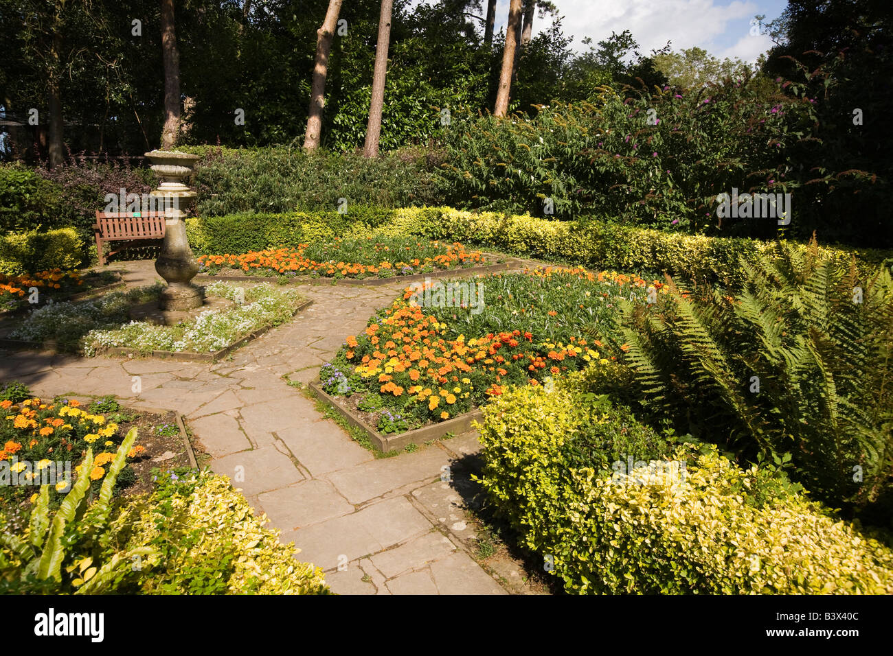 UK Wales Clwyd Colwyn Bay Welsh Mountain Zoo formalen Garten farbenfrohe Blumenbeet Stockfoto