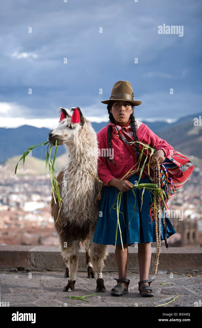 Peruanische Frau mit ihrem Lama (Lama Glama), Cuzco, Peru Stockfoto