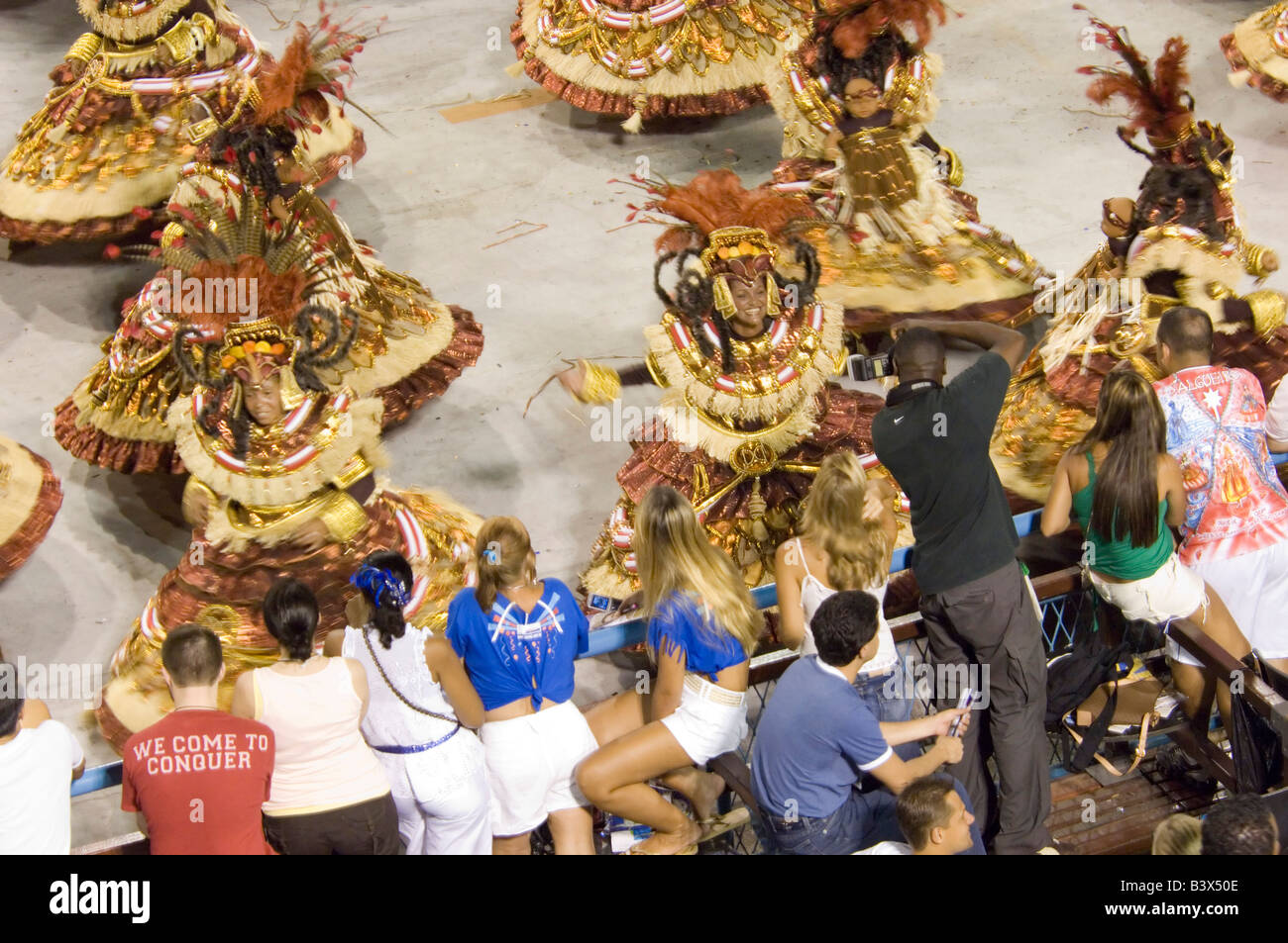 Eine Nahaufnahme der Samba Schule Teilnehmer beim Karneval in Rio Sambadrome. Stockfoto