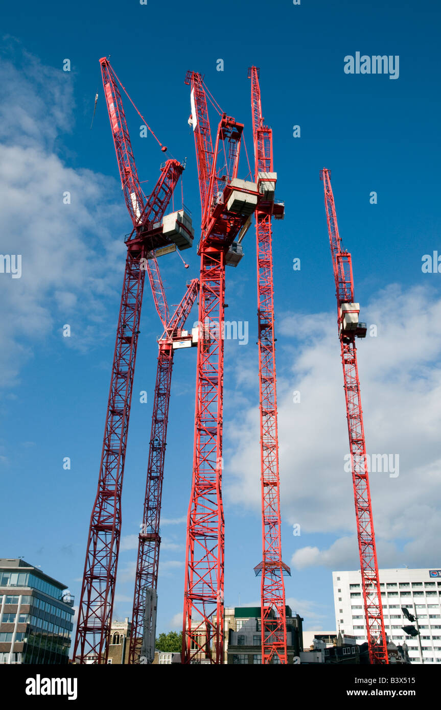 Roter Bau Krane London England UK Stockfoto