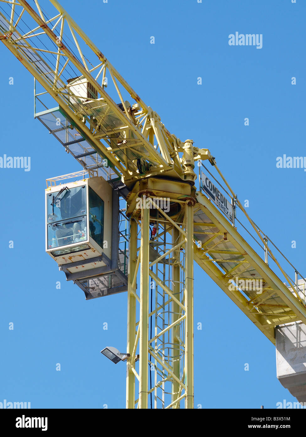 Hochhaus-Kran, unterstützt von einem klaren blauen Himmel Stockfoto