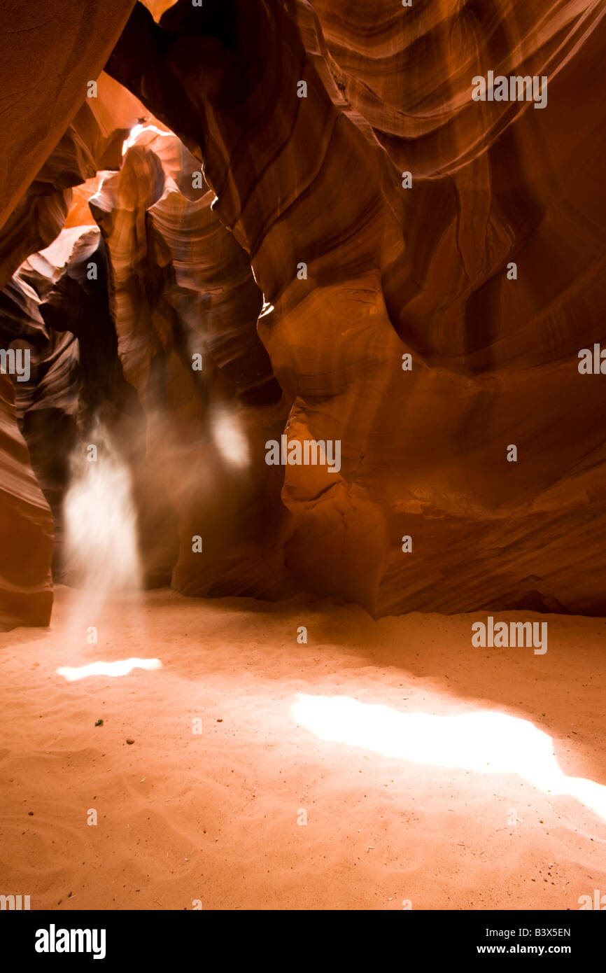 Streaming Lichtstrahlen, Sonnenstrahl scheint durch die inneren Upper Antelope Canyon, leuchtenden Mustern in Rot erodiert Sandsteinwände Arizona Stockfoto