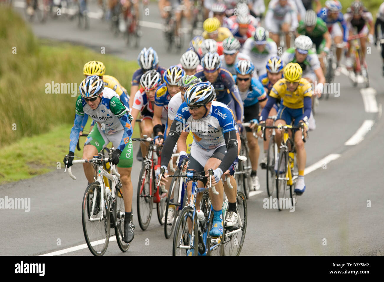 UK Sport Tour of Britain Zyklus Rennen Radfahrer Hauptfeld Klettern Mennock Pass auf Stufe 7 Dumfries and Galloway, Schottland Stockfoto