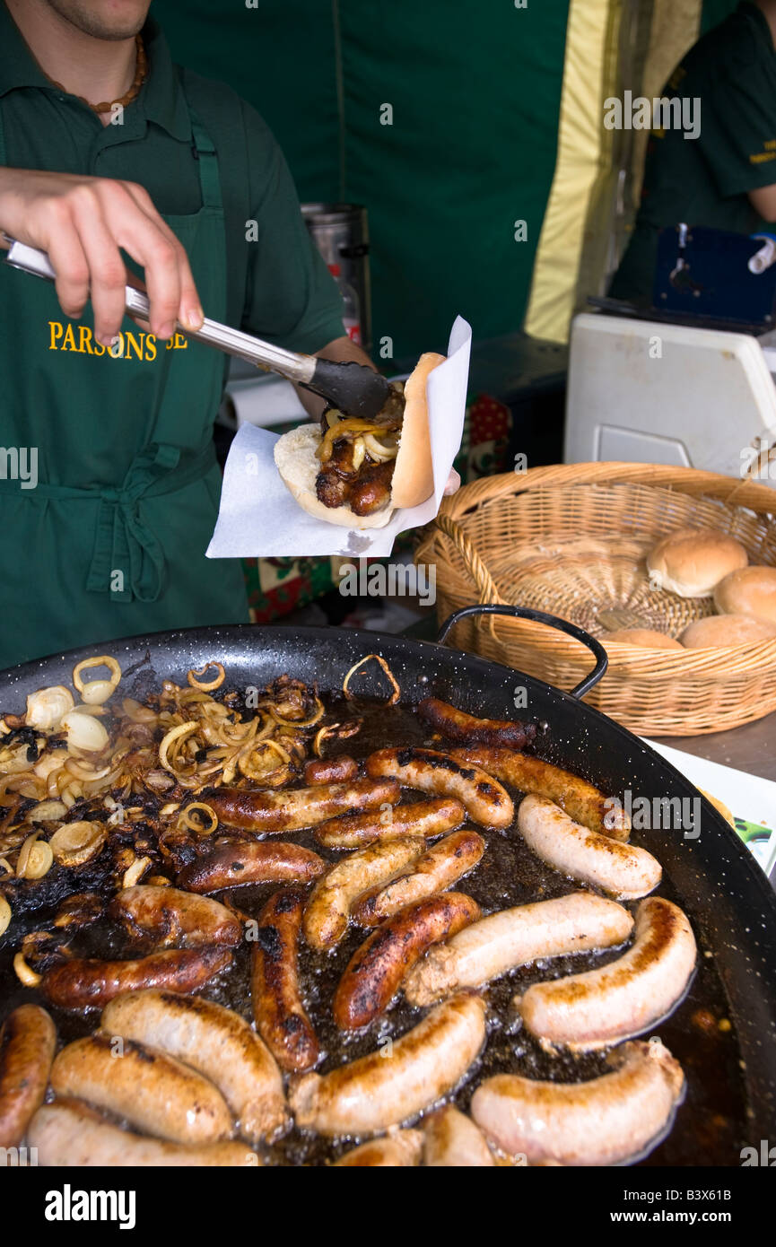 Gebratene Würstchen und Zwiebeln in einer Rolle diente Acton Food Festival Acton W3 London Vereinigtes Königreich Stockfoto