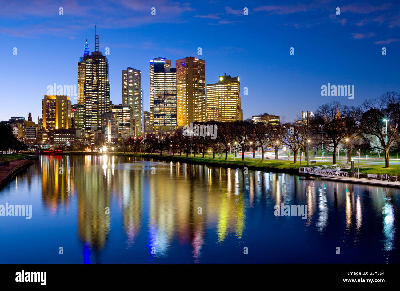 Yarra River und Bankenviertel Bürogebäude. Melbourne, Australien. Stockfoto