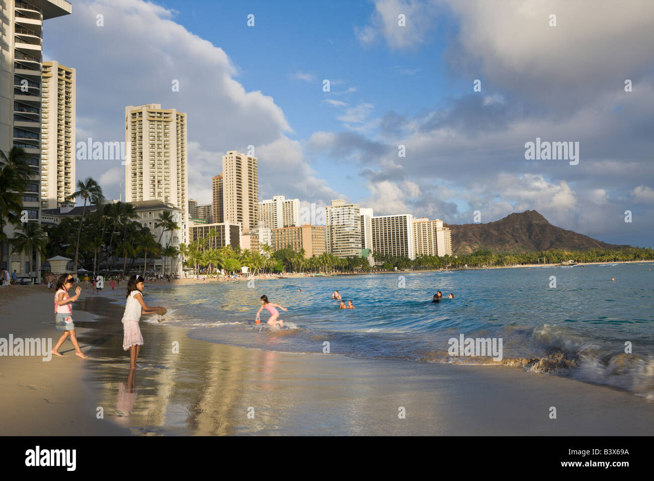 Waikiki Beach und Diamond Head Vulkankrater Honolulu Oahu Pazifik Hawaii USA Stockfoto