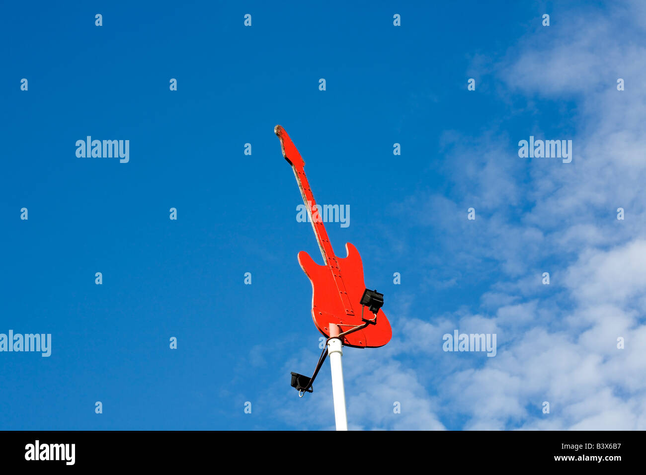 rote Gitarre Anzeige gegen blauen Himmel Stockfoto