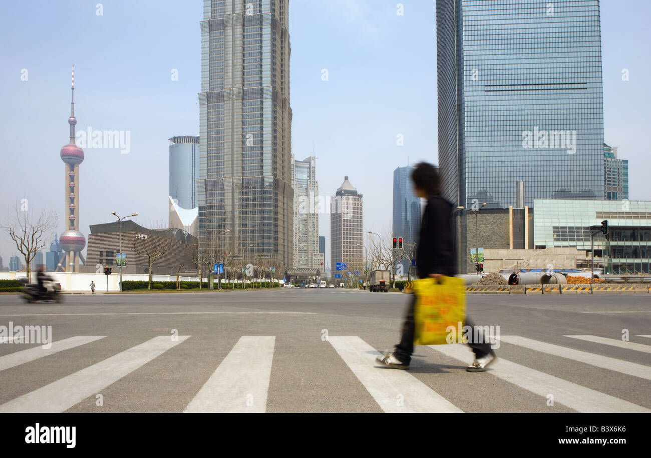 Mann-Betrieb-Einkaufstüten. Oriental Pearl Tower, Jin Mao Tower und das Shanghai World Financial Center. Pudong, Shanghai, China Stockfoto