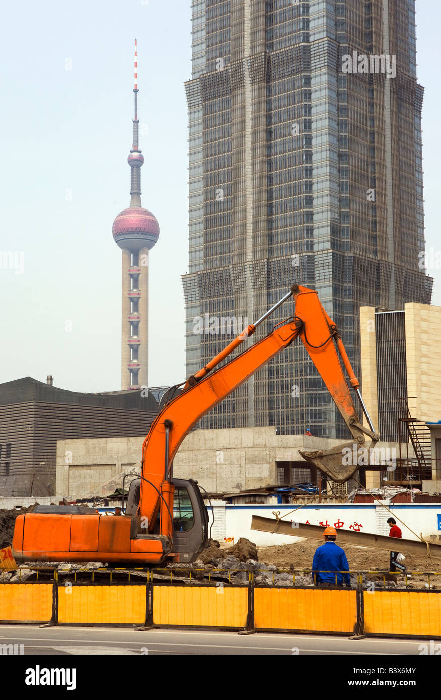 Bau vor dem Oriental Pearl Tower, Jin Mao Tower. Pudong, Shanghai, China. Stockfoto