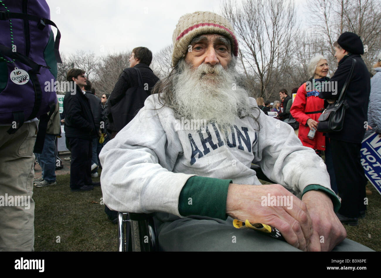Ein Mann im Rollstuhl besucht eine Anti Krieg Kundgebung am Boston Common auf das zweijährige Jubiläum des Irak-Krieges Stockfoto