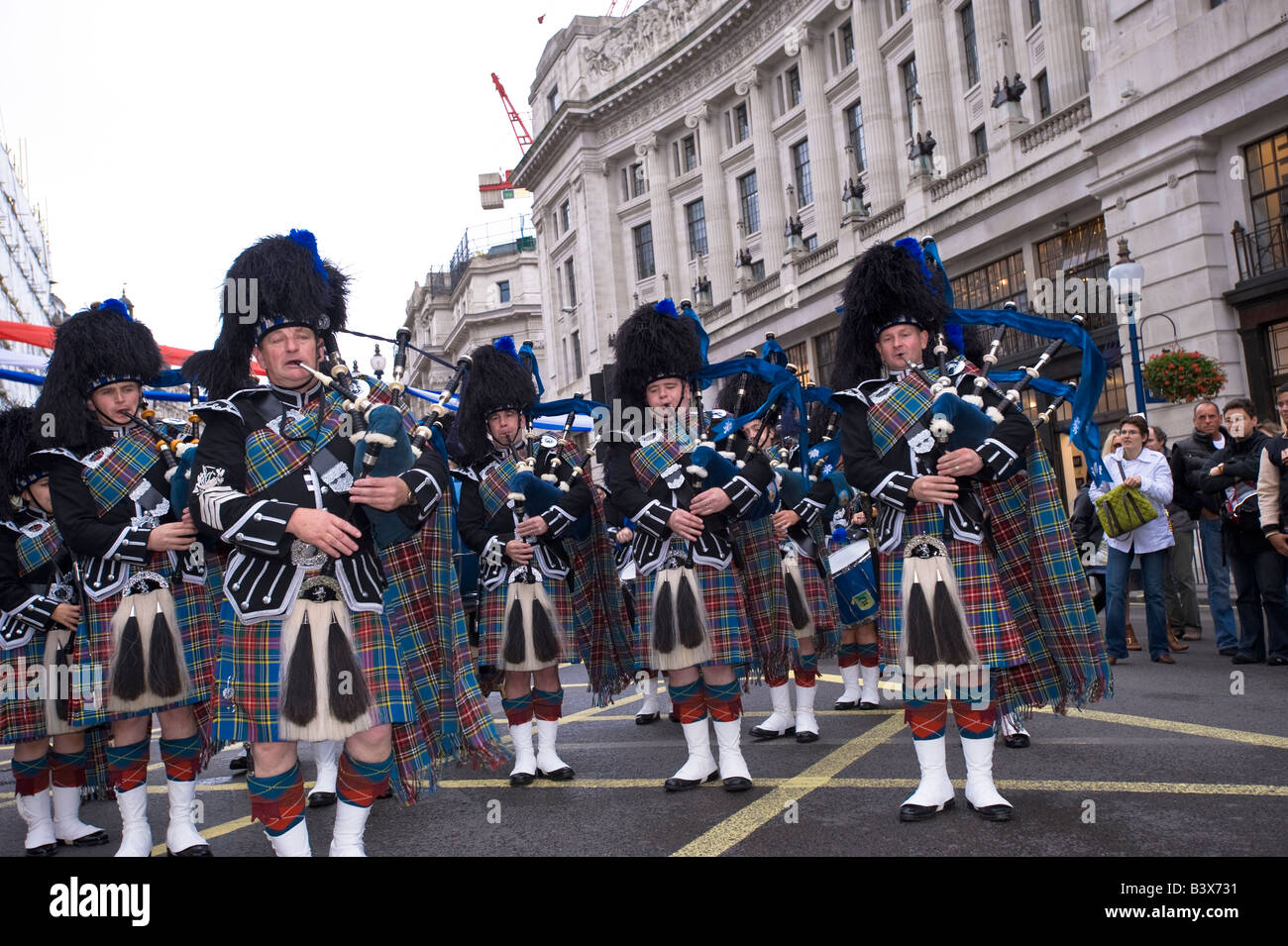 Schottischer Dudelsackspieler Band durchführen während Regent Street Festival London W1 Vereinigtes Königreich Stockfoto