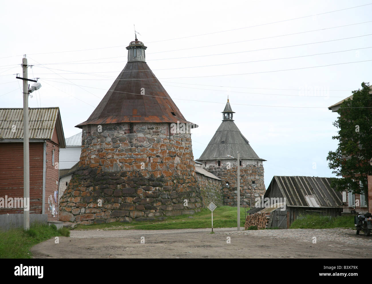 Sankt Nikolaus und Korozhnaya Türme des Klosters Solovetsky auf den Solovetsky Inseln im Weißen Meer, Russland Stockfoto