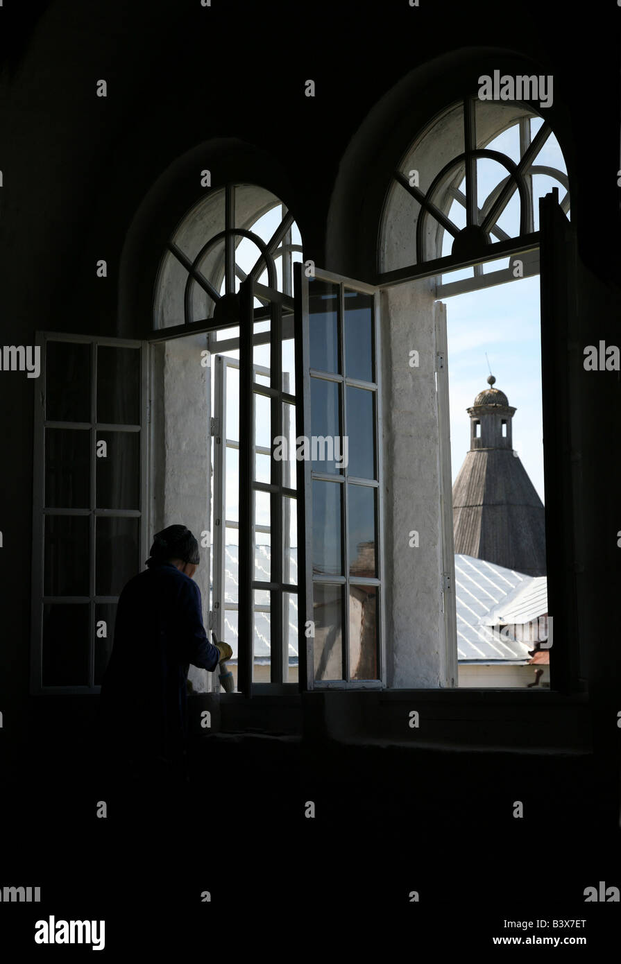 Frau reparieren Windows das Solovetsky Kloster auf den Solovetsky Inseln im Weißen Meer, Russland Stockfoto