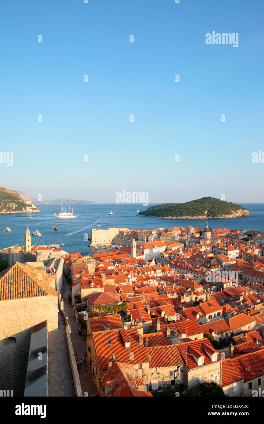 Panoramablick über die Altstadt von Dubrovnik mit Lokrum Insel im Hintergrund, Kroatien, Osteuropa Stockfoto