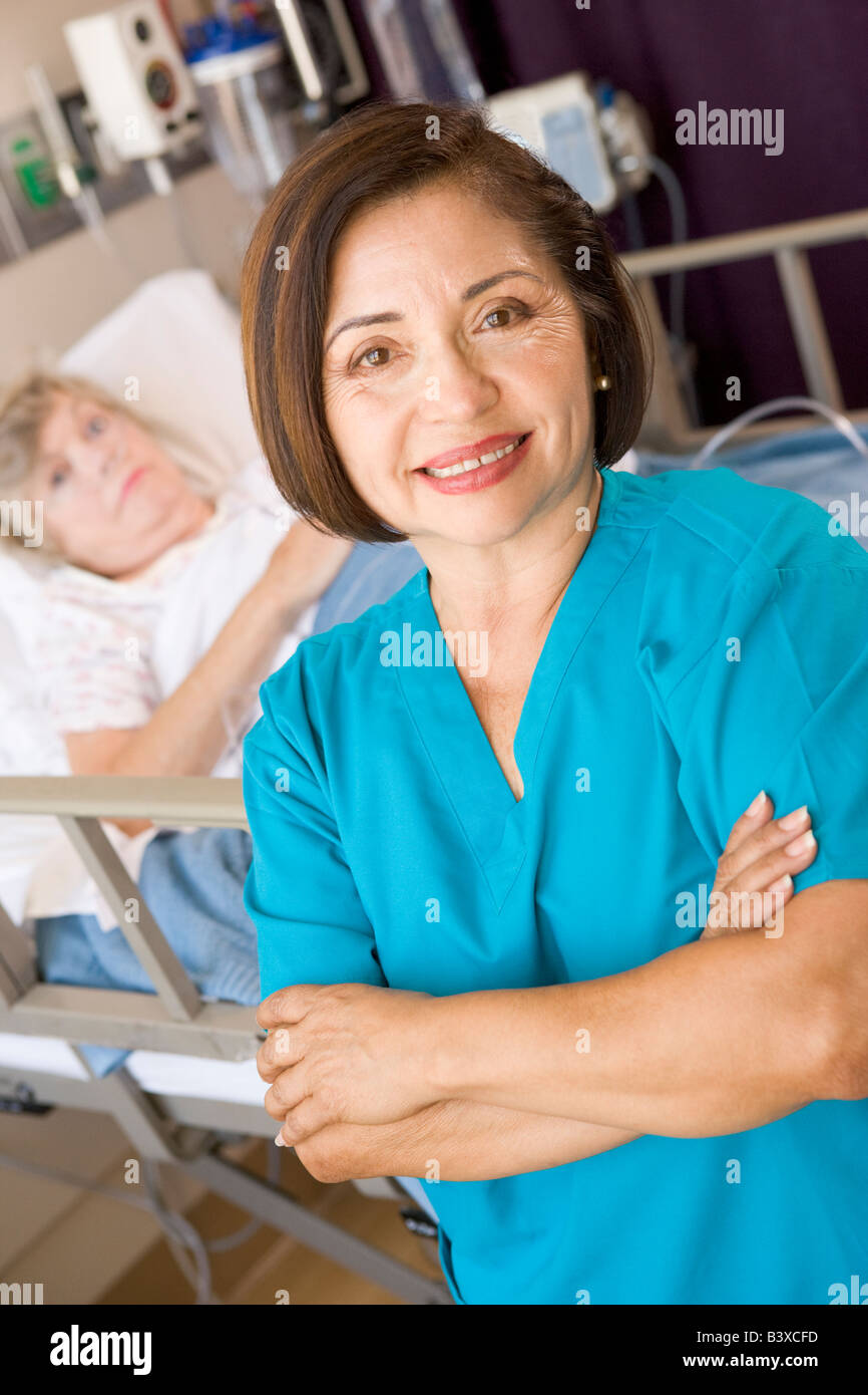 Arzt steht mit verschränkten In ihrem Patienten-Zimmer Stockfoto