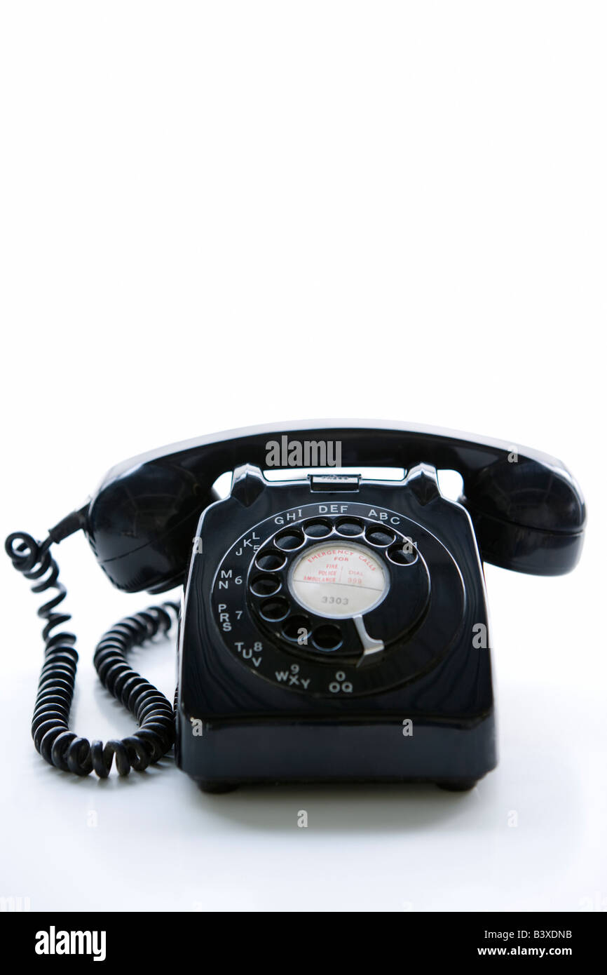 Studioaufnahme von einem schwarzen Telefon mit Wählscheibe Stockfoto
