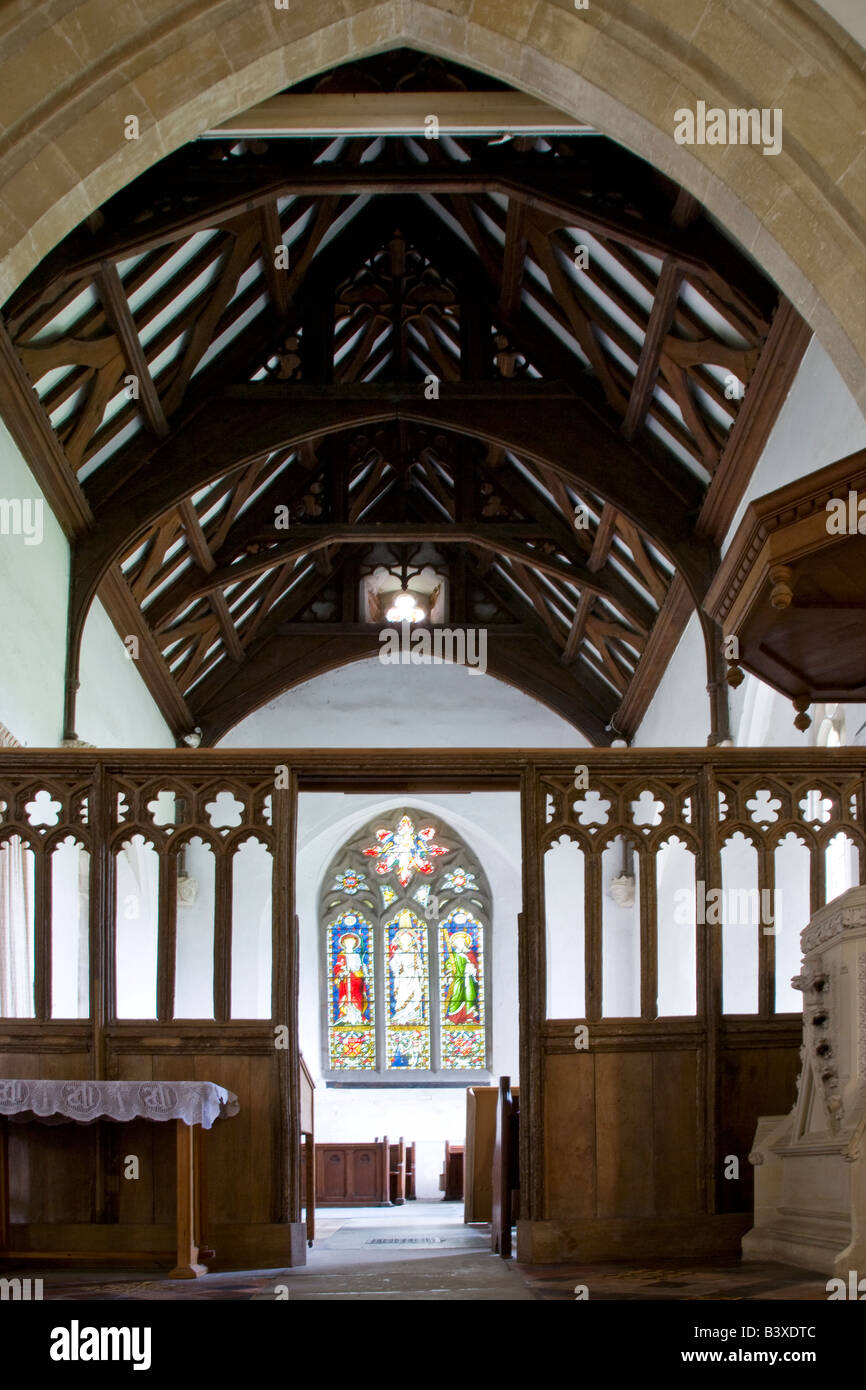 Typisch englisch-normannischen Dorf Land Kirchenraum am Maria Kirche, großes Bedwyn, Wiltshire, England, Großbritannien, UK Stockfoto