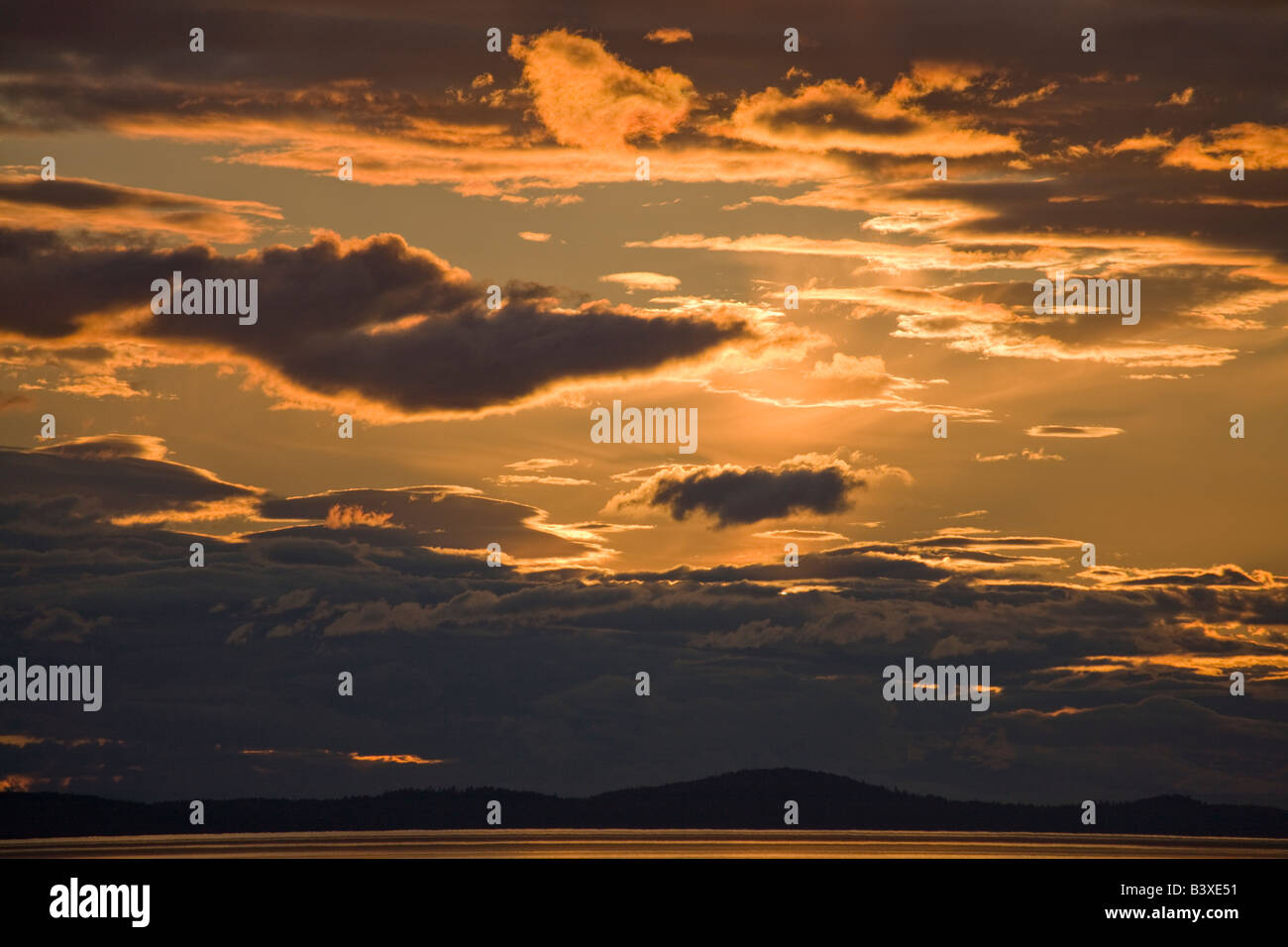 Sonnenuntergang von der Fähre von Vancouver nach Victoria, Strait Of Georgia, British Columbia, Kanada betrachtet Stockfoto