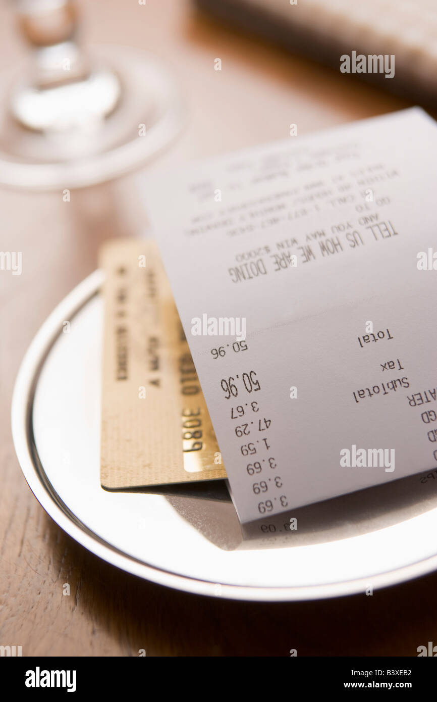 Restaurant-Rechnung mit Kreditkarte bezahlen Stockfoto
